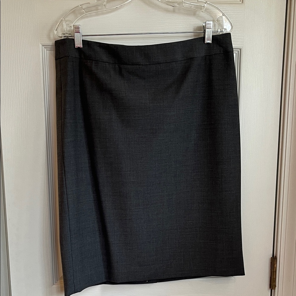 NWT Talbots sz 10 grey skirt, perfect for year-round wear, fully lined 24”